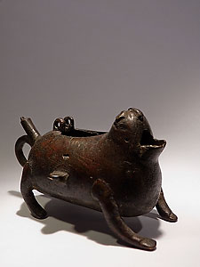Iranian (?) lion-shaped oil lamp - Bronze