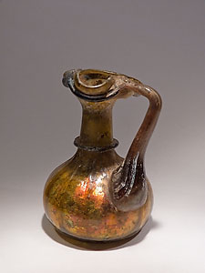 Oenochoe with vertical indentations - Glass with golden iridescence