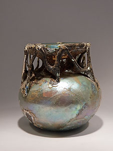Aryballos with a band of zig-zag handles - Glass with silver iridescence