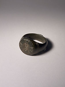 Byzantine finger ring with bezel engraved with a bust of Christ - Bronze