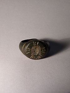Byzantine finger ring with bezel engraved with a bust of Christ - Bronze
