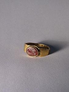 Wedding finger ring - Gold and dark red carnelian - Two clasped hands