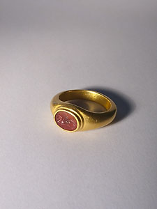 Finger ring - Gold and red carnelian - Bust of Victoria