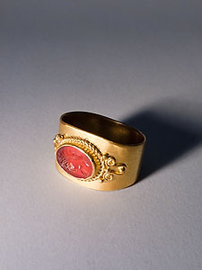 Finger ring - Gold and red carnelian - Bust of Sol
