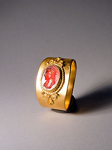 Finger ring - Gold and red carnelian - Bust of Sol