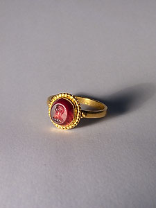 Finger ring - Gold & garnet - Draped bust of a young man