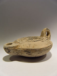 Oil lamp decorated with a scorpion - Terracotta