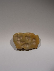 Seal-amulet in form of a lying fox - Banded agate