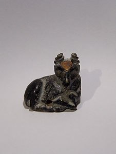 Seal-amulet in form of a lying ram - Black serpentine and agate