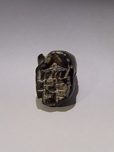 Seal-amulet in form of a lying ram - Black serpentine and agate