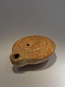 Oil lamp decorated with ithyphallic grotesque - Terracotta