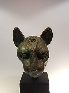Cat head with scarab on forehead - Bronze