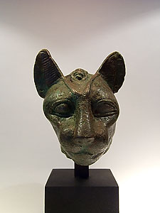Cat head with scarab on forehead - Bronze