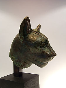 Cat head with scarab on forehead - Bronze