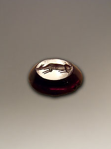 Ring stone - Garnet - Lying dog