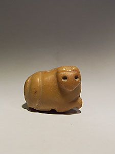 Seal-amulet in the form of a recumbent lioness - Pink calcite