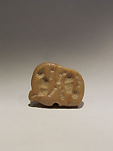 Seal-amulet in the form of a recumbent lioness - Pink calcite
