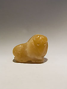Amulet in the form of a recumbent ram - Banded alabaster