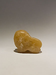 Amulet in the form of a recumbent ram - Banded alabaster
