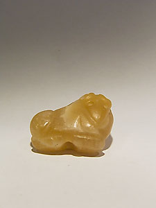 Amulet in the form of a recumbent ram - Banded alabaster