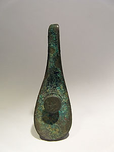 Fastening decorated in relief with a fantastic bird - Bronze