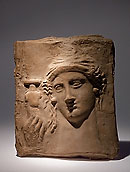 Plaque figurant une jeune femme - Terre cuite