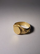Finger ring with sleek raised bezel and volutes on the shoulders - Gold