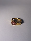 Bague de mariage - Or et cornaline rouge sombre - Deux mains serrées