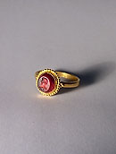 Bague - Or & grenat - Buste de jeune homme drapé