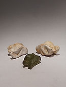 Lot de trois osselets en forme d’astragale - Verre et pâte de verre