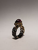 Bague byzantine ajourée - Bronze doré et grenat