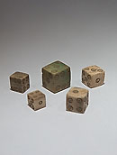 Lot de cinq dés à jouer - Os