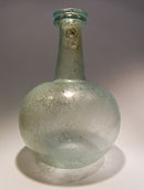 Bouteille à panse sphérique - Verre verdâtre