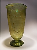 Gobelet sur piédouche - Verre verdâtre