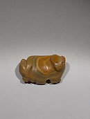 Seal-amulet in form of a lying fox - Banded agate