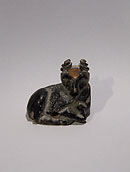 Seal-amulet in form of a lying ram - Black serpentine and agate