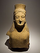 Buste féminin coiffé d’un polos - Terre cuite