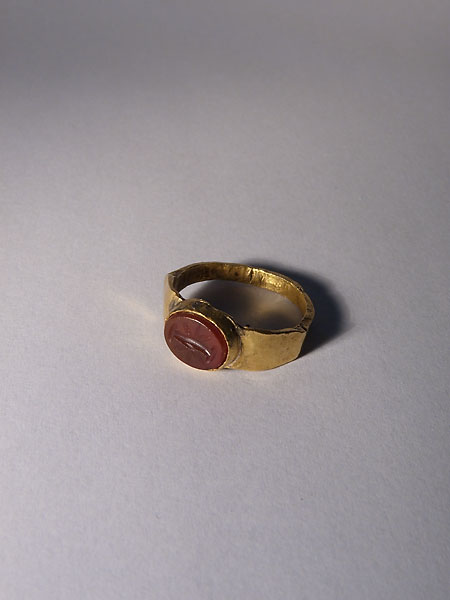 Wedding finger ring - Gold and dark red carnelian - Two clasped hands