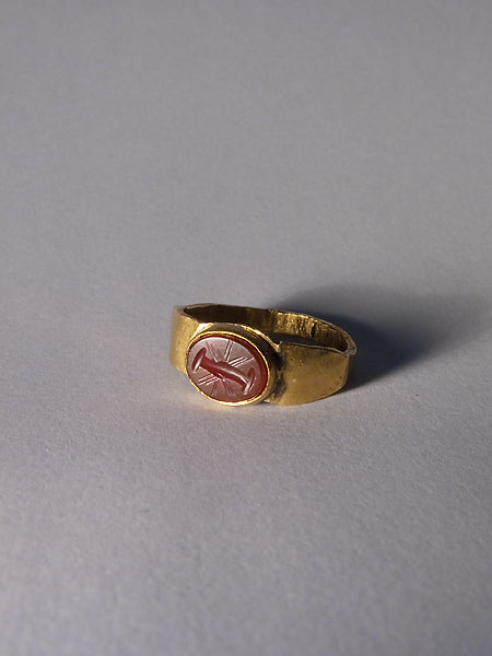 Wedding finger ring - Gold and dark red carnelian - Two clasped hands