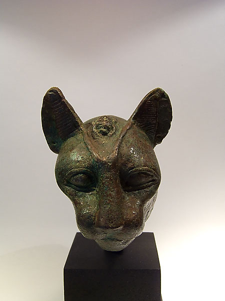 Tête de chat portant un scarabée sur le front - Bronze