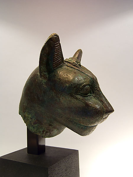 Tête de chat portant un scarabée sur le front - Bronze