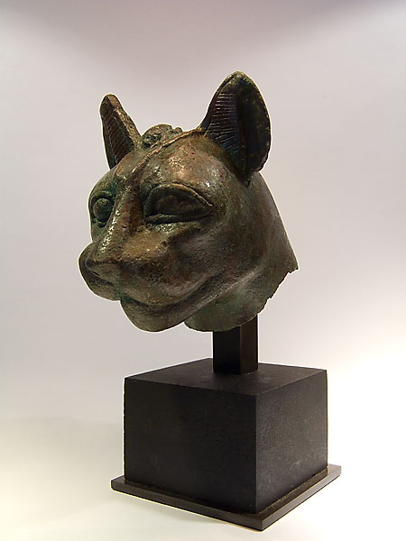 Tête de chat portant un scarabée sur le front - Bronze