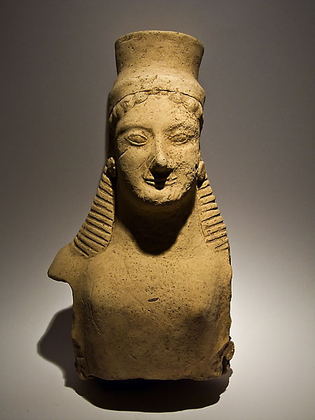 Buste féminin coiffé d’un polos - Terre cuite