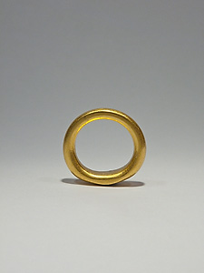 Finger ring with intaglio engraved with a bust of a young boy - Gold and serpentine