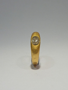 Finger ring with intaglio engraved with a bust of a young boy - Gold and serpentine
