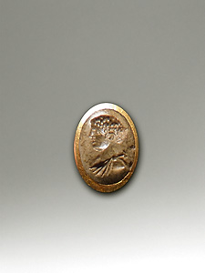 Finger ring with intaglio engraved with a bust of a young boy - Gold and serpentine